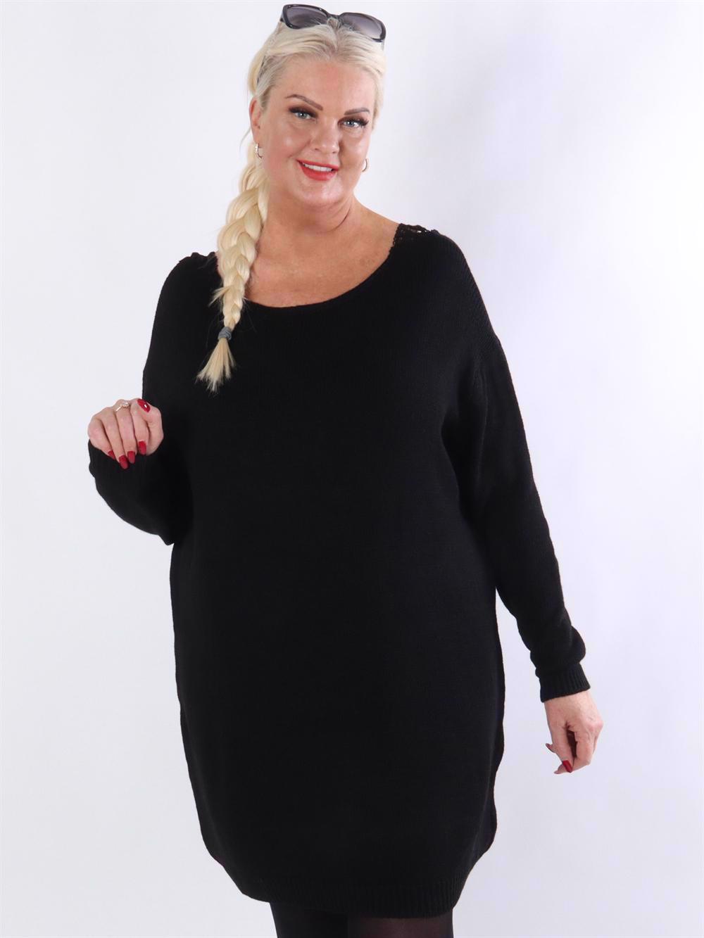 Ajla - Strikkjole med åben ryg med broderinger